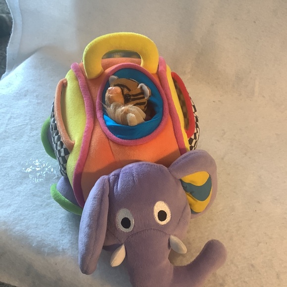 Early years elephant with surprises inside 4 small animals - Picture 4 of 4